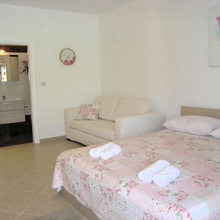 Apartments Iva Кърк Екстериор снимка