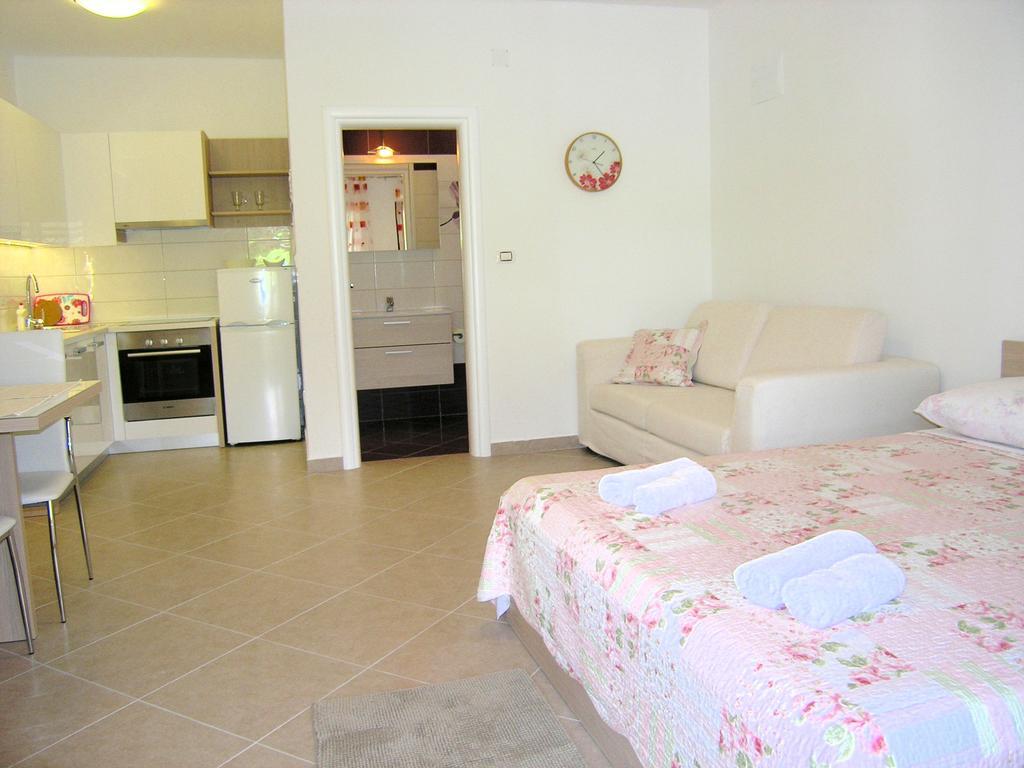 Apartments Iva Кърк Екстериор снимка