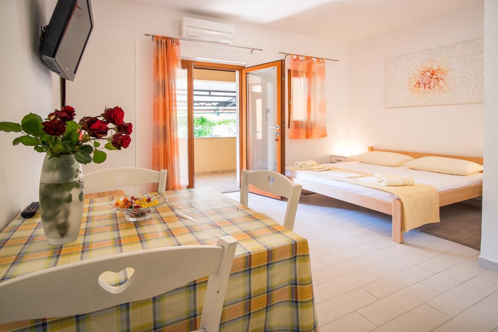 Apartments Iva Кърк Екстериор снимка