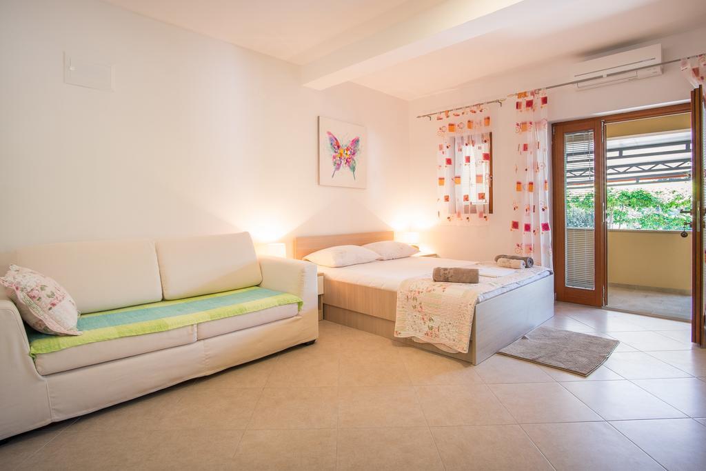 Apartments Iva Кърк Екстериор снимка